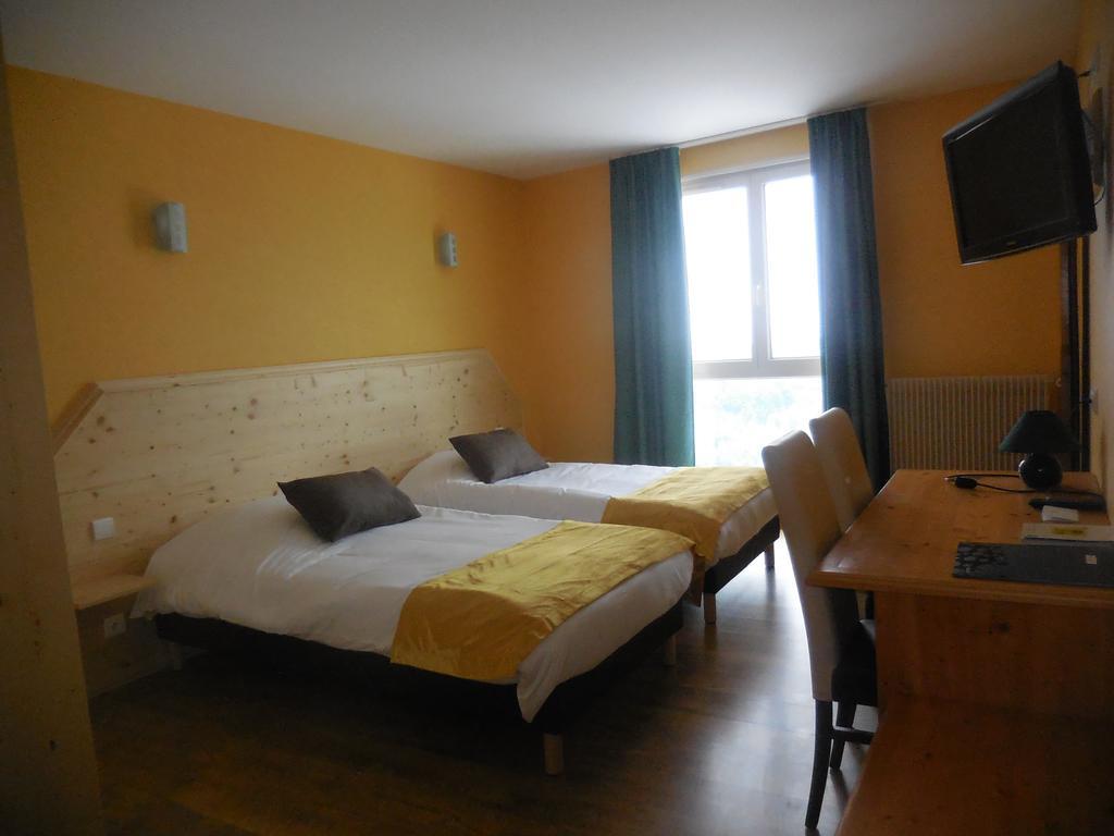 Hotel Logis Le Saint Cyr Montmelard Esterno foto