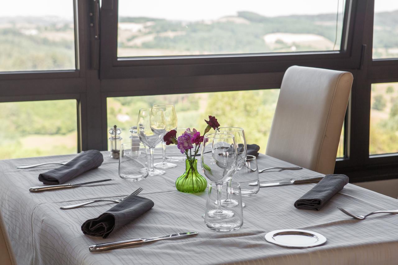 Hotel Logis Le Saint Cyr Montmelard Esterno foto