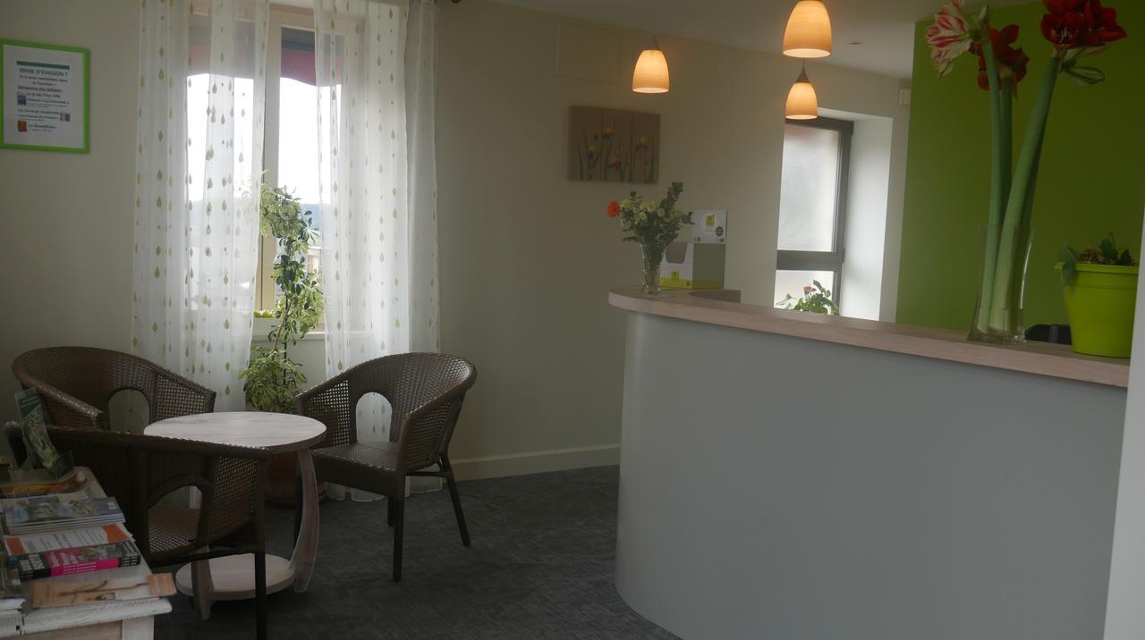 Hotel Logis Le Saint Cyr Montmelard Esterno foto